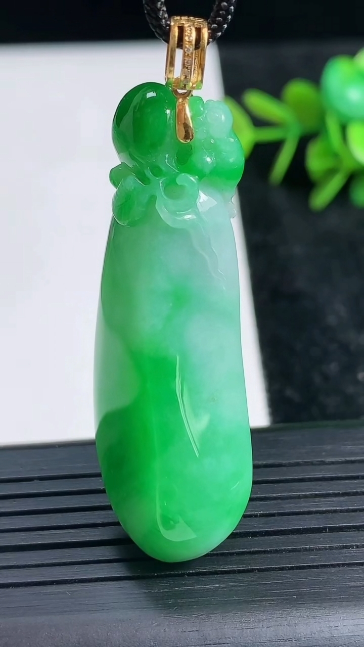 天然A货翡翠福瓜吊坠尺寸49.7-17.6-11.8重量:17.74g
3月23日