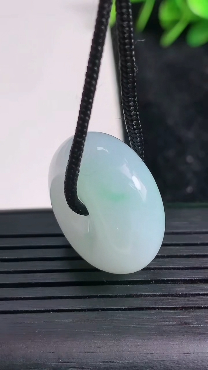 天然A货翡翠平安扣吊坠尺寸23.5-11重量:12.71g
3月23日