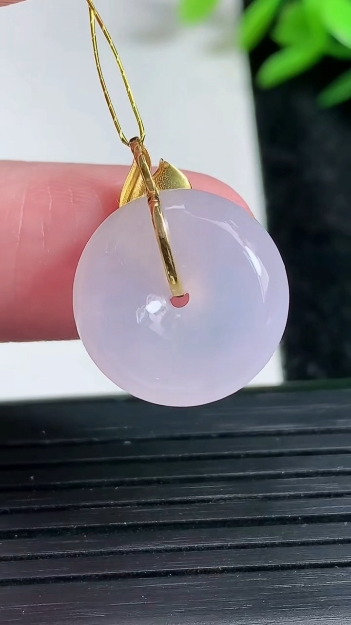 天然A货翡翠18K金紫罗兰平安扣吊坠尺寸16.7-5.7重量:3.71g
3月23日