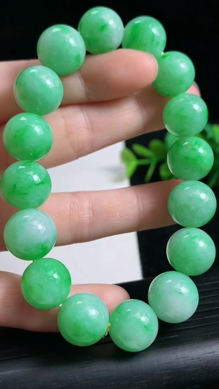 天然A货翡翠圆珠手串尺寸12.9-16颗重量:57.17g3月23日
工厂直销收藏佳品,种好水足，色