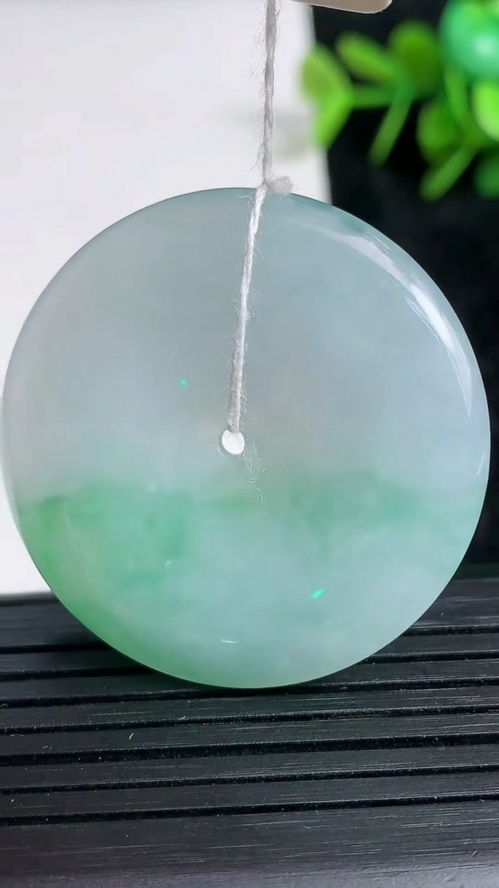 天然A货翡翠平安扣吊坠尺寸37.7-5.9重量:18.28g
3月23日