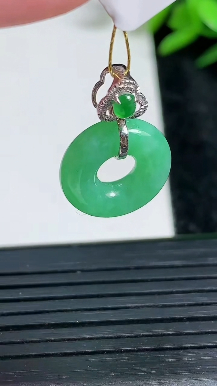 天然A货翡翠平安环吊坠尺寸14.8-4.4重量:2.49g
3月23日