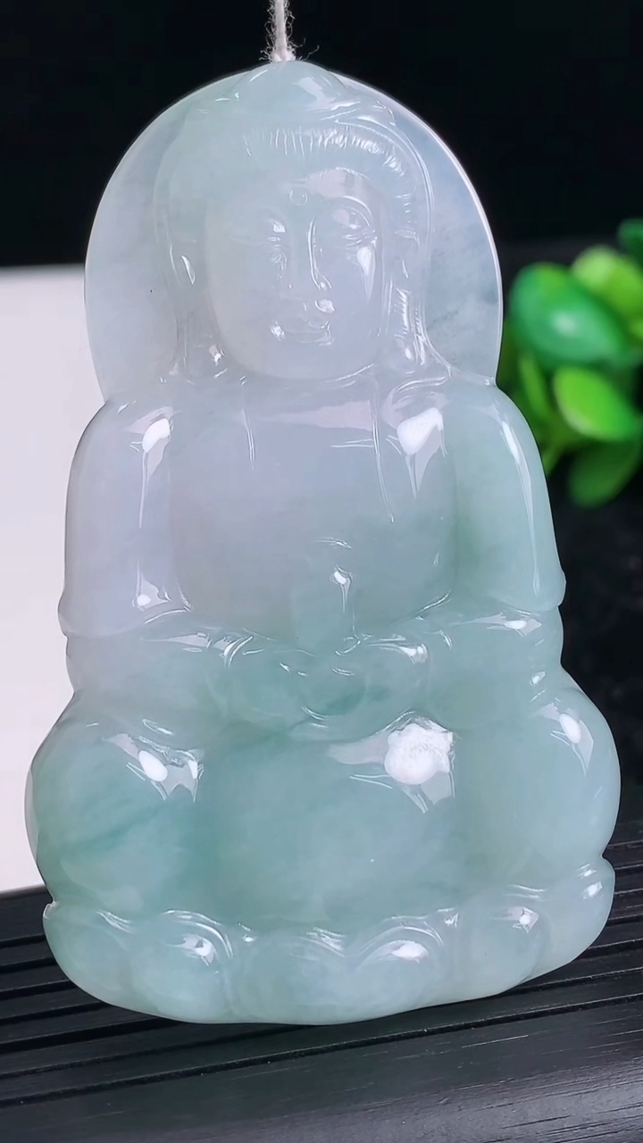 天然A货翡翠观音菩萨吊坠尺寸66.8-41.3-5.4重量:29.49g
3月23日