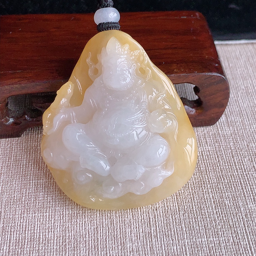 天然A货翡翠黄翡黄财神吊坠 
尺寸54.4-48.8-15.8mm 重量60.05g 0322