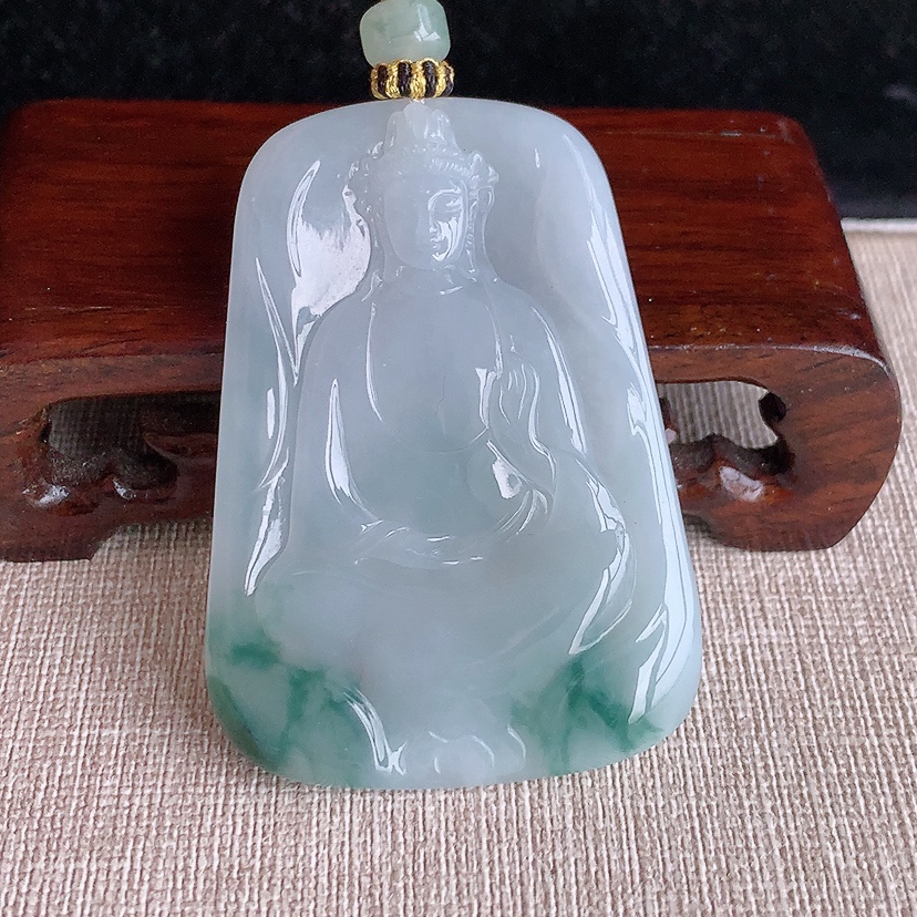 天然A货翡翠飘花观音吊坠 
尺寸57.8-40.8-5.8mm 重量36.50g 0322