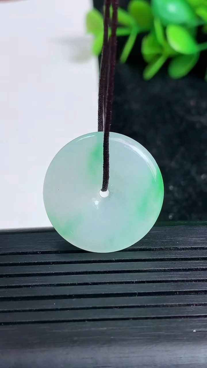 天然A货翡翠平安扣吊坠尺寸23-3.7重量:4.37g
3月23日