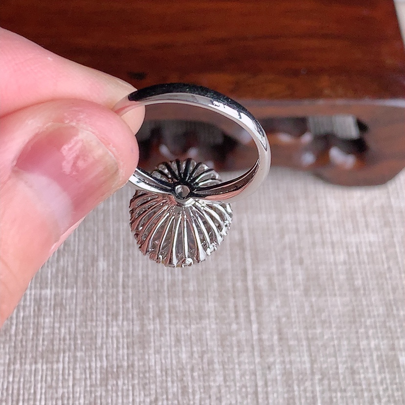 天然A货翡翠18K金伴钻镶嵌黄翡蛋面戒指 圈口17.5裸石
尺寸12.3-8.8mm 重量4.60g 0322