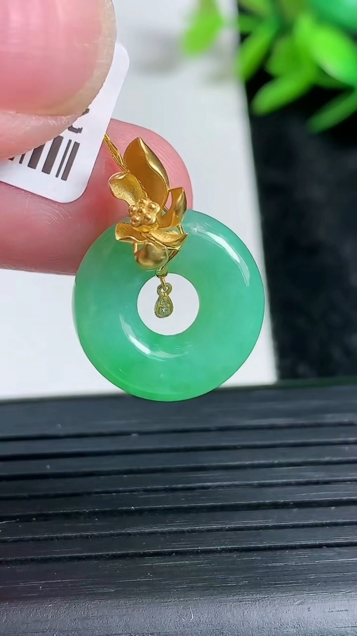 天然A货翡翠平安环吊坠尺寸16.7-5.5重量:3.47g
3月23日