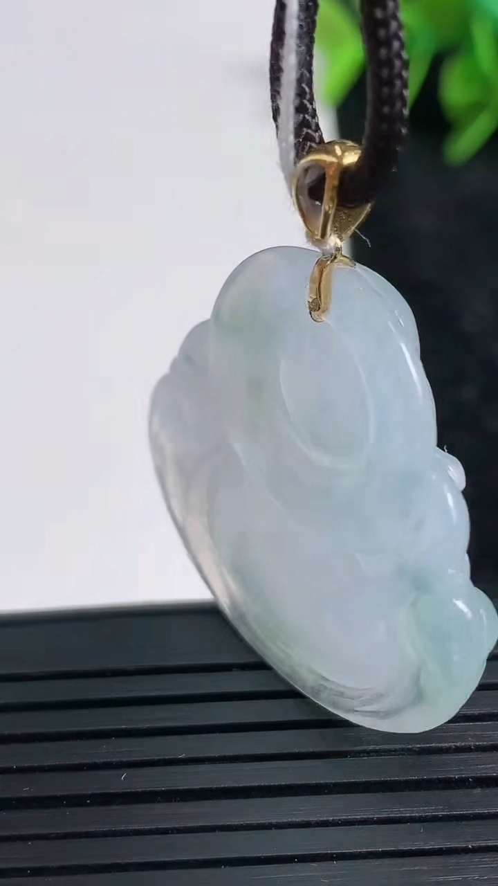 天然A货翡翠佛公吊坠尺寸31.3-34.1-6.2重量:10.38g
3月23日