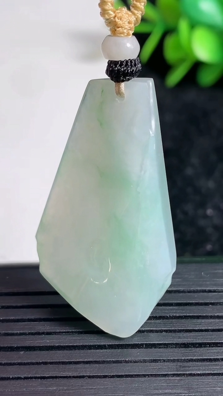 天然A货翡翠原石吊坠尺寸39.2-22.4-7.6重量:11.59g
3月23日