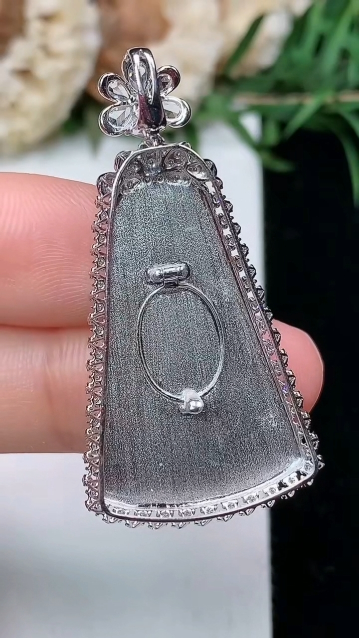 天然A货翡翠无事牌吊坠，尺寸40.3-20.6-7，裸石27-16.5，重量:4.61g
3月23日