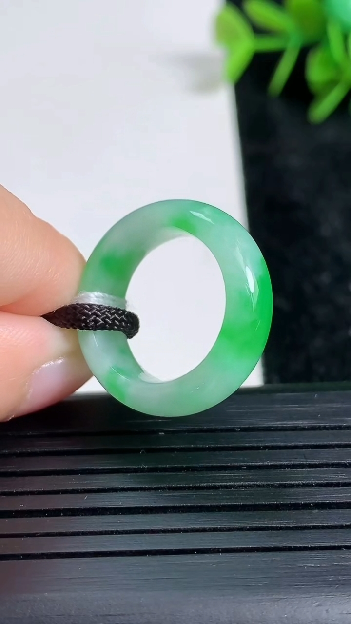 天然A货翡翠指环戒指尺寸15.5-6.3-3.4重量:3.74g2026年3月23日
工厂直销收藏佳