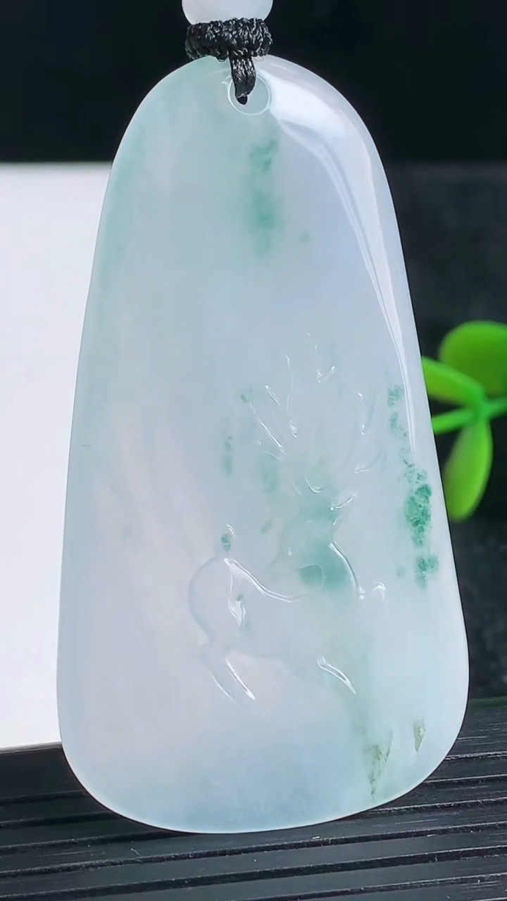 天然A货翡翠种飘花梅花鹿吊坠尺寸58.7-32.3-5.6重量:24.89g
3月23日