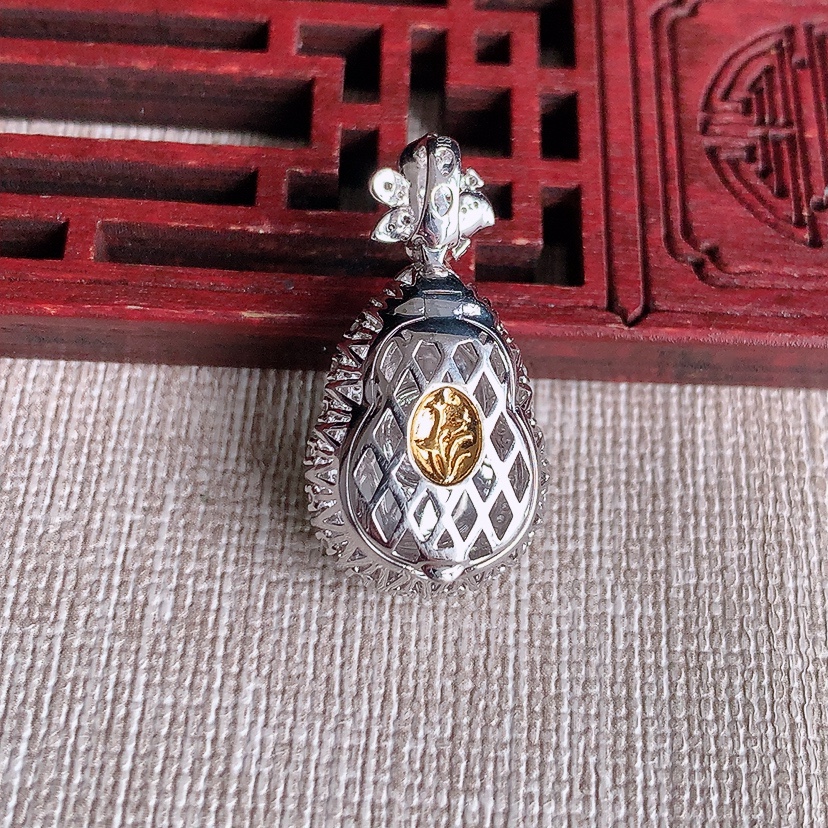 天然A货翡翠18K金伴钻镶嵌阳绿葫芦吊坠  
尺寸27.8-14.5-9.8裸石14.2-9.6mm