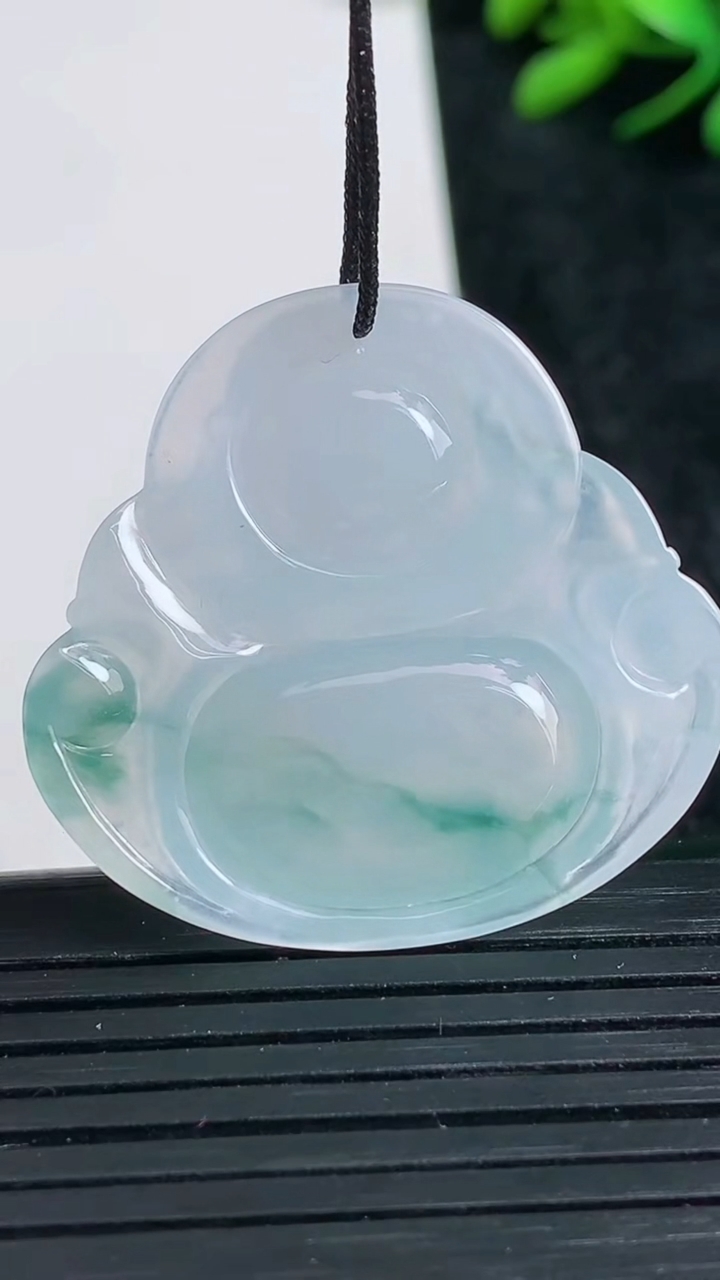 天然A货翡翠种飘花佛公吊坠尺寸32.4-35.1-6.3重量:10.36g
3月23日