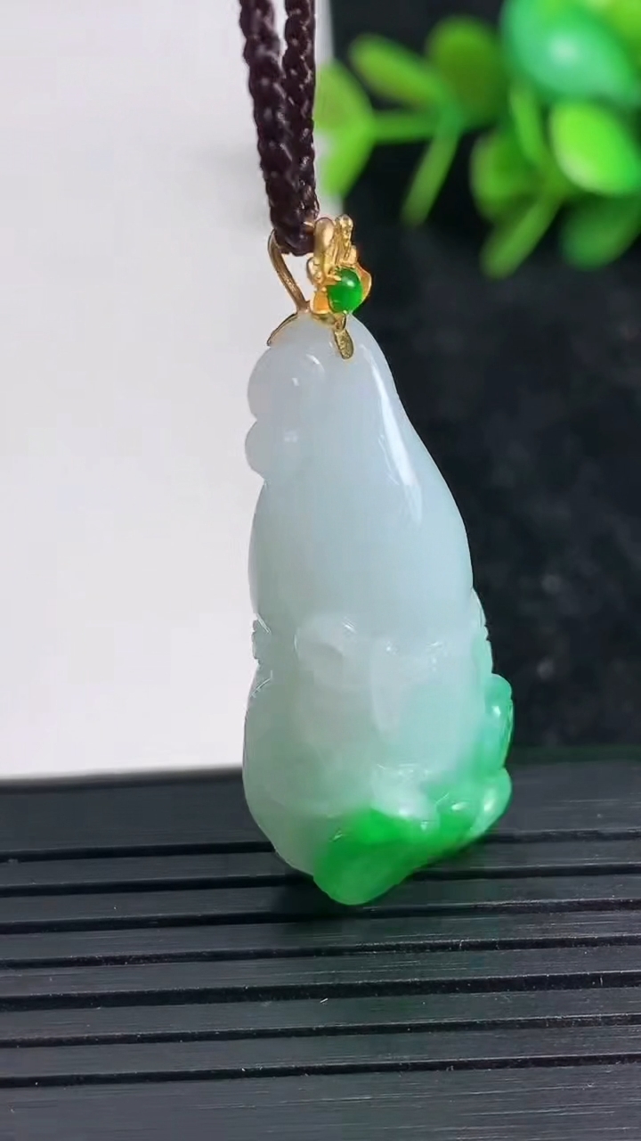 天然A货翡翠葫芦吊坠尺寸36.3-14.6-12.1重量:11.12g
3月23日