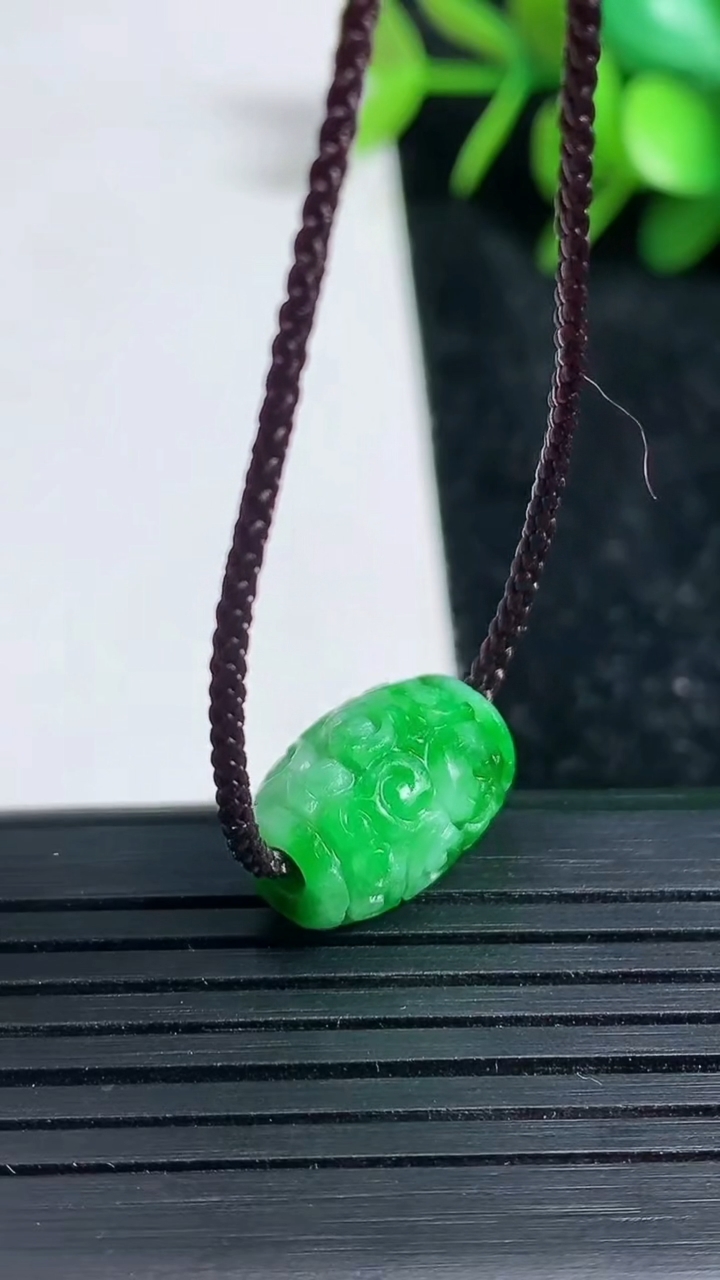 天然A货翡翠雕花路路通吊坠尺寸9.7-14.3重量:2.59g
3月23日