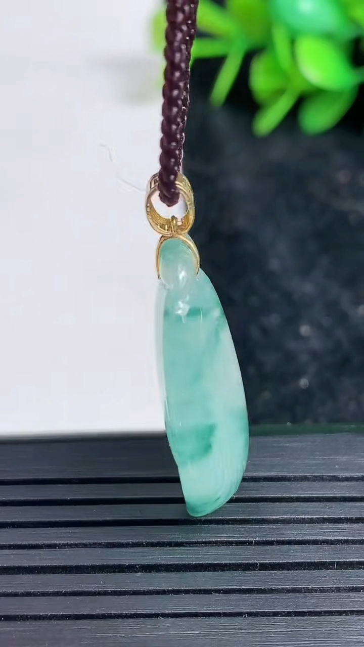 天然A货翡翠种飘花福瓜吊坠尺寸29-15.4-7.9重量:6.16g
3月23日