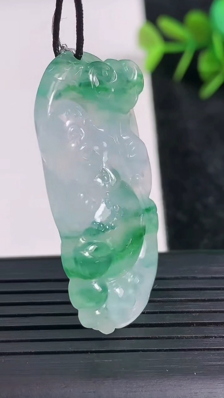 天然A货翡翠逍遥佛吊坠尺寸42.3-23.2-5.5重量:11.53g
3月23日