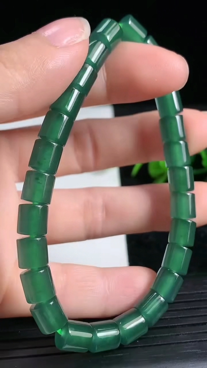 天然A货翡翠路路通手串尺寸6.4-6.6重量:19.97g3月23日
工厂直销收藏佳品,种好水足，色泽均匀，有种有色，上手高大气！