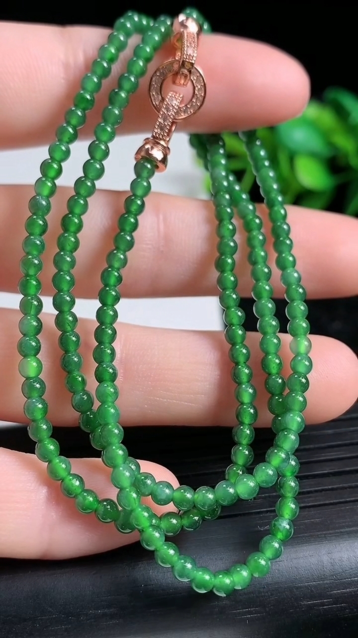 天然A货翡翠小米珠项链尺寸2.9重量:9.15g
3月23日