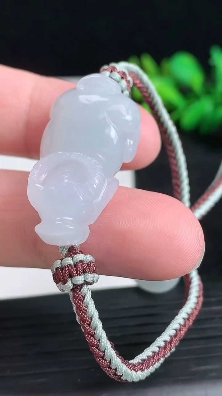 天然A货翡翠生肖牛手绳尺寸31.7-16.8-9.4重量:12.88g
3月23日