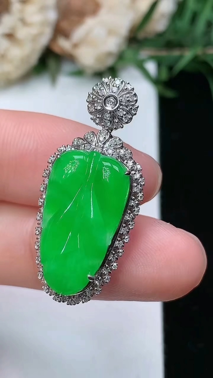 天然A货翡翠金枝玉叶 叶子吊坠，尺寸31-14-8.7，裸石19-10.7，重量:4.03g
3月23日