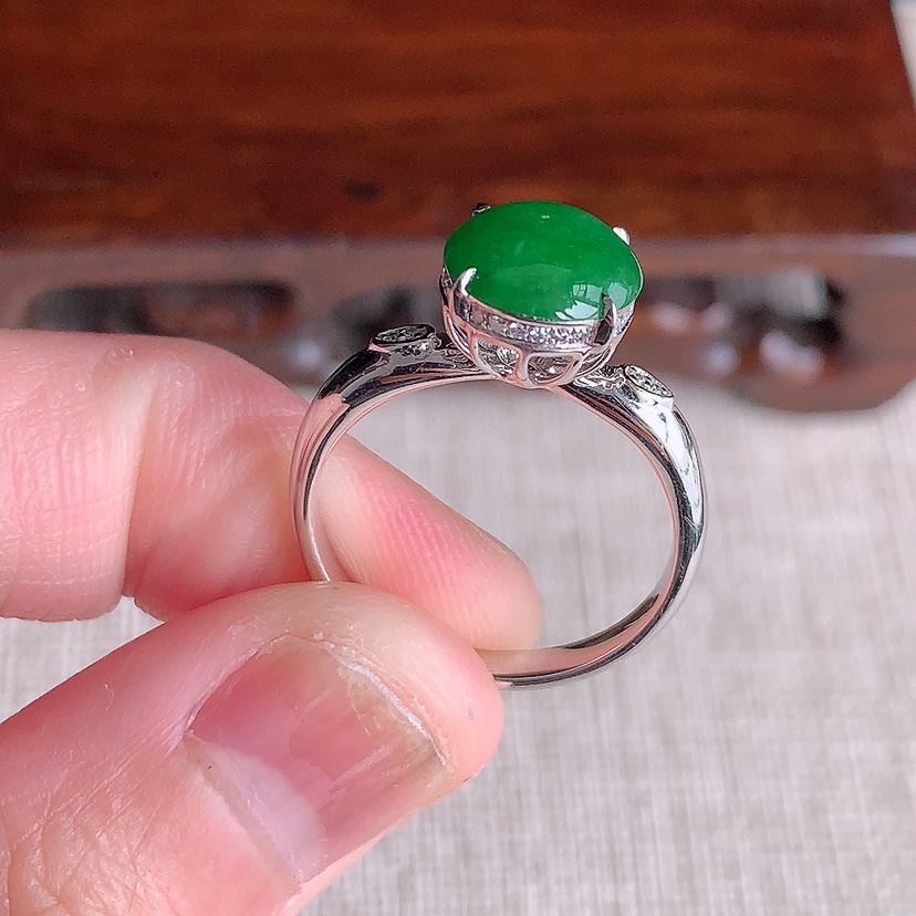 天然A货翡翠18K金伴钻镶嵌阳绿蛋面戒指 圈口17.6裸石
尺寸9.3-8.8mm 重量2.54g 