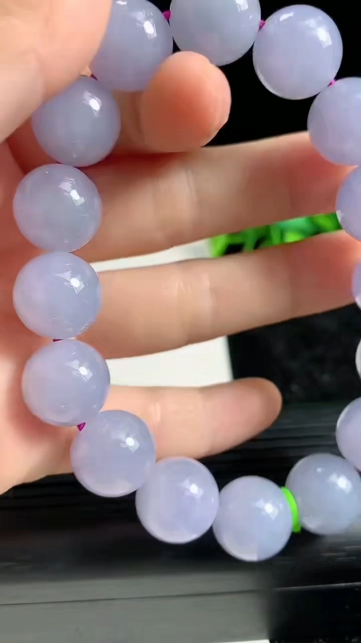 天然A货翡翠紫罗兰圆珠手串尺寸12.9-16颗重量:63.20g3月23日
工厂直销收藏佳品,种好水足，色泽均匀，有种有色，上手高大气！