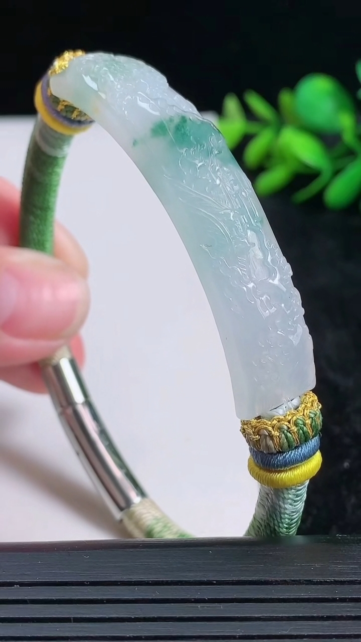 天然A货翡翠手牌尺寸54.1-11.6-5.6重量:19.05g
3月23日