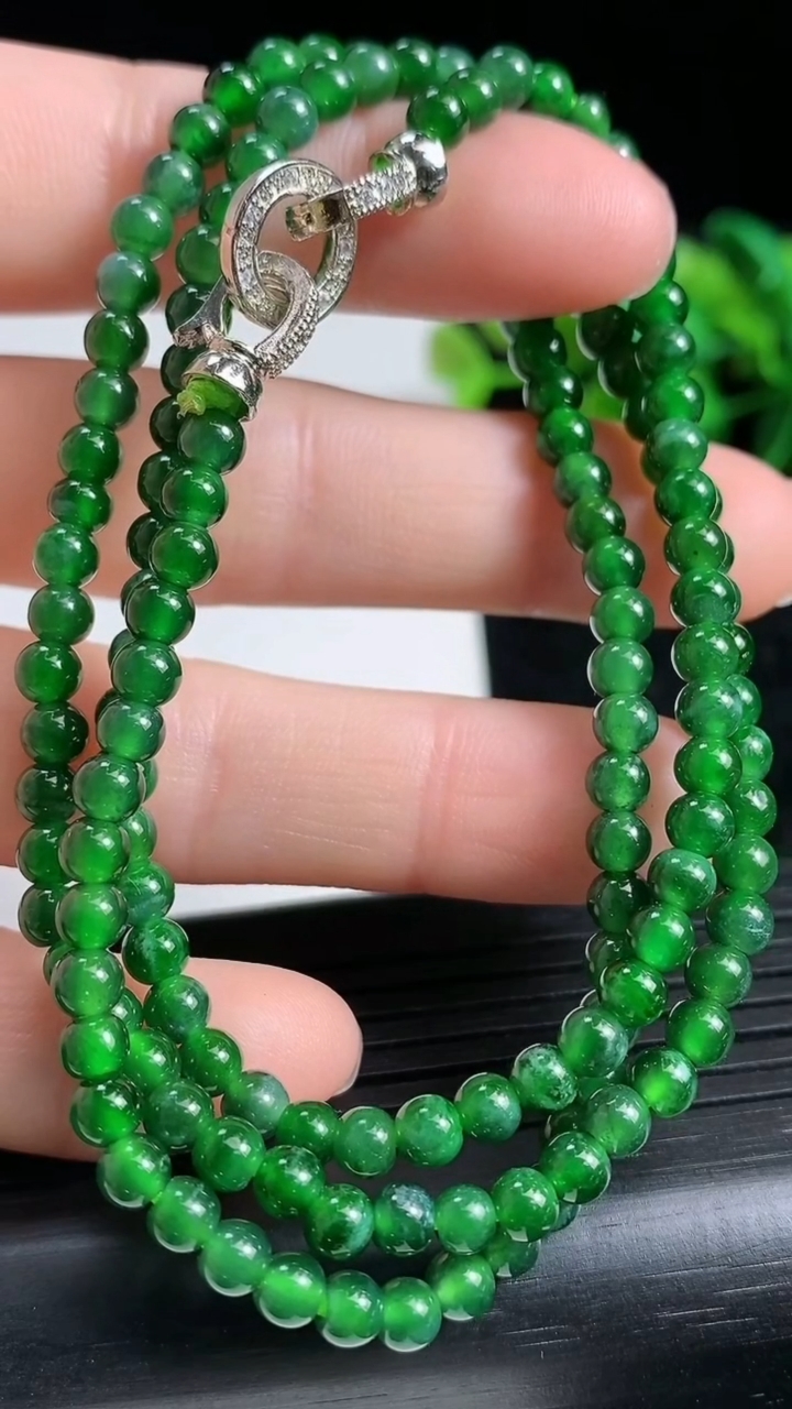 天然A货翡翠小米珠项链尺寸3.9重量:15.38g
3月23日