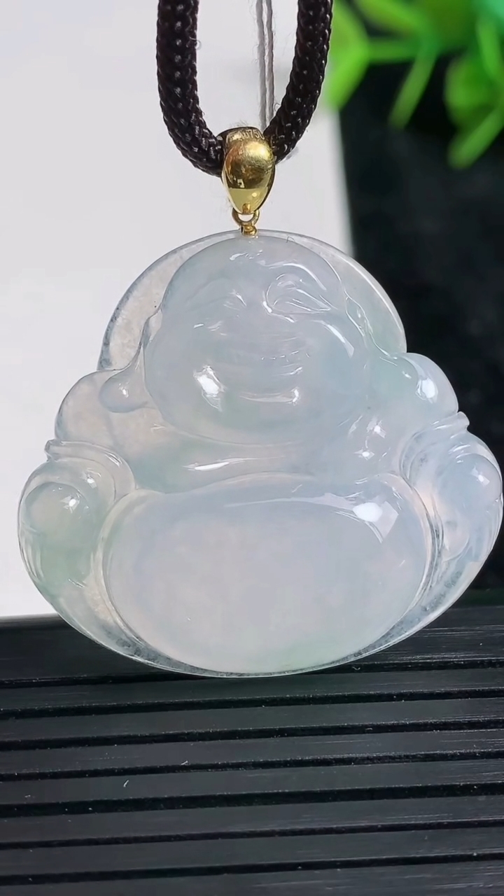 天然A货翡翠佛公吊坠尺寸31.3-34.1-6.2重量:10.38g
3月23日