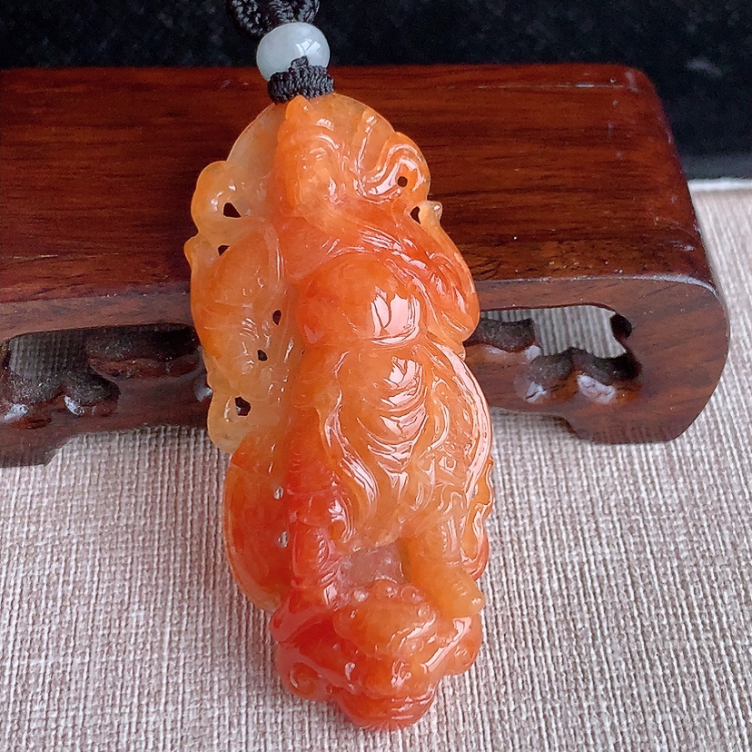 天然A货翡翠红翡关公吊坠 
尺寸62.8-27-11.6mm 重量29.20g 0322