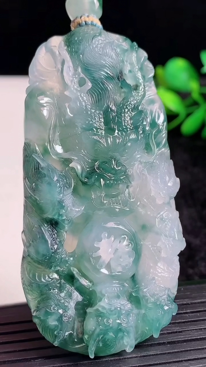 天然A货翡翠种飘花九龙至尊 龙牌吊坠尺寸70.7-35-11.5重量:55.90g
3月23日