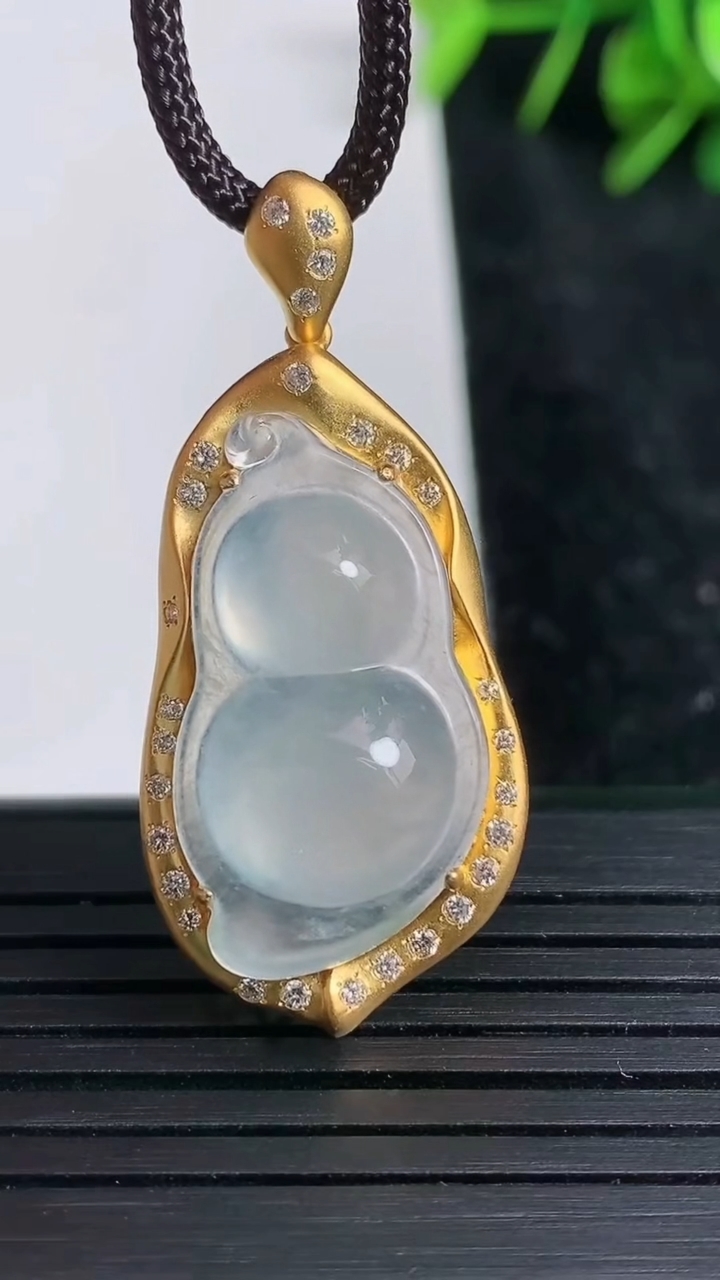 天然A货翡翠种白冰福豆吊坠尺寸39.8-17.8-9.4裸石25.4-14.1重量:4.92g
3月23日