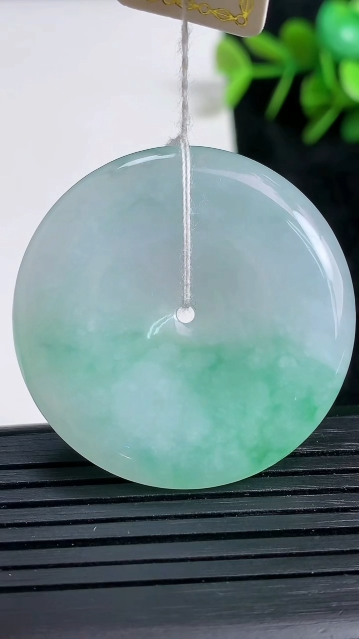 天然A货翡翠平安扣吊坠尺寸37.7-5.9重量:18.28g
3月23日