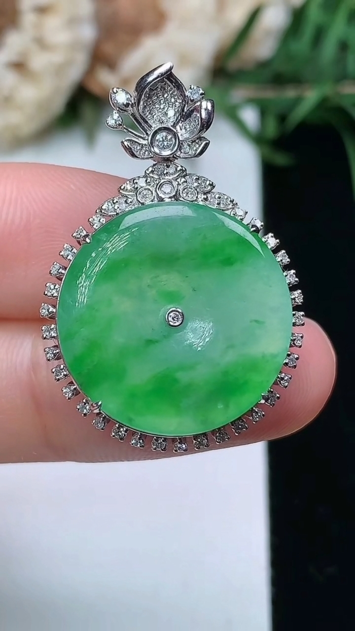 天然A货翡翠平安扣吊坠，尺寸30.2-20.9-7.3，裸石18，重量:4.61g
3月23日