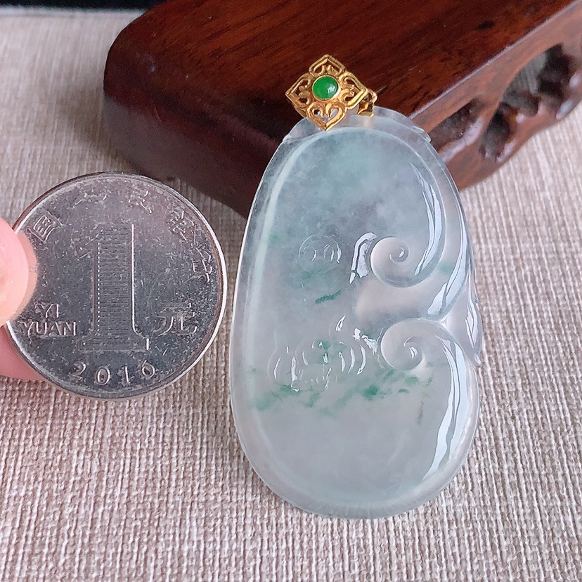 天然A货翡翠18K金镶嵌飘花如意吊坠 
尺寸54.5-45.4-27.5-4.4mm 重量12.00g 0322