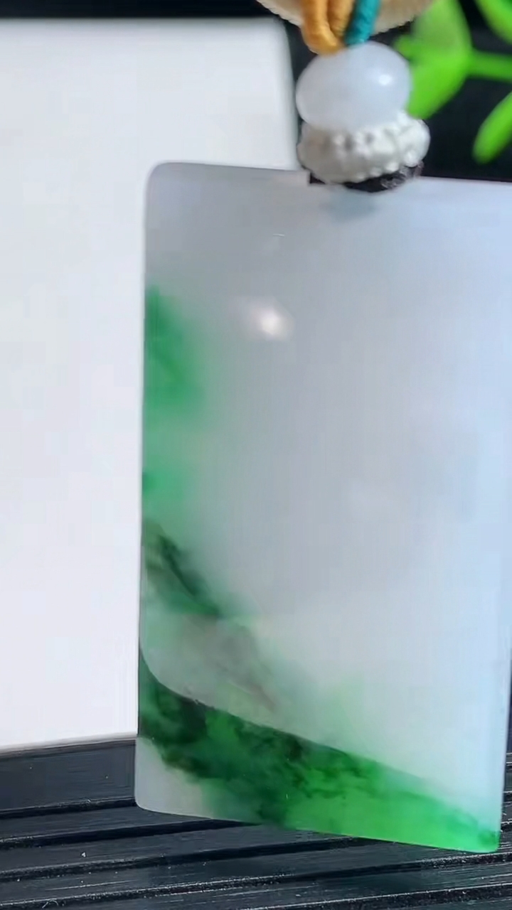 天然A货翡翠无事牌吊坠尺寸42.8-22.-3.6重量:14.75g
3月23日