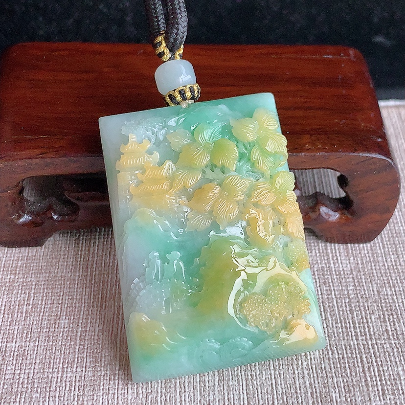 天然A货翡翠黄加绿双彩意境山水牌吊坠  
尺寸48.8-35.3-10.8mm 重量51.75g 0322