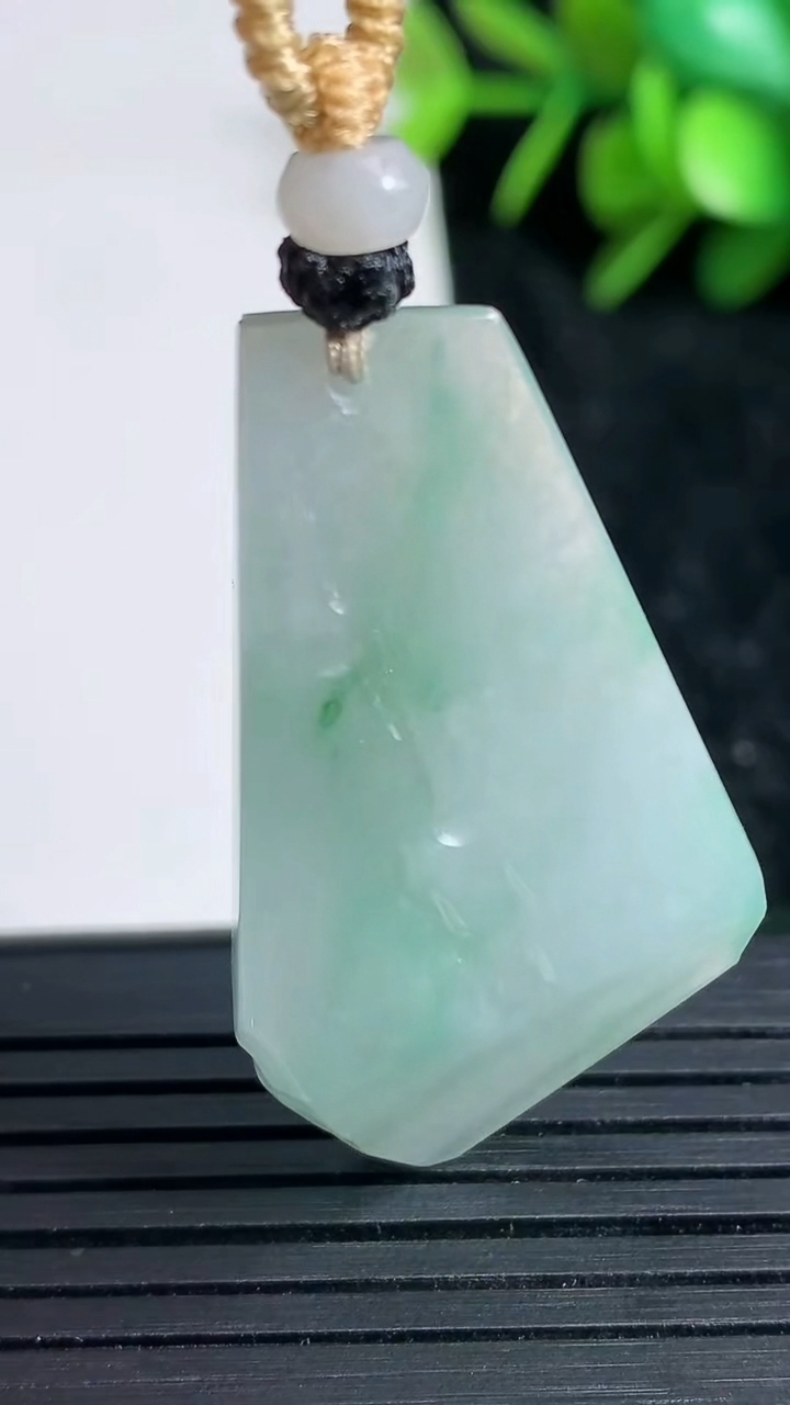 天然A货翡翠原石吊坠尺寸39.2-22.4-7.6重量:11.59g
3月23日