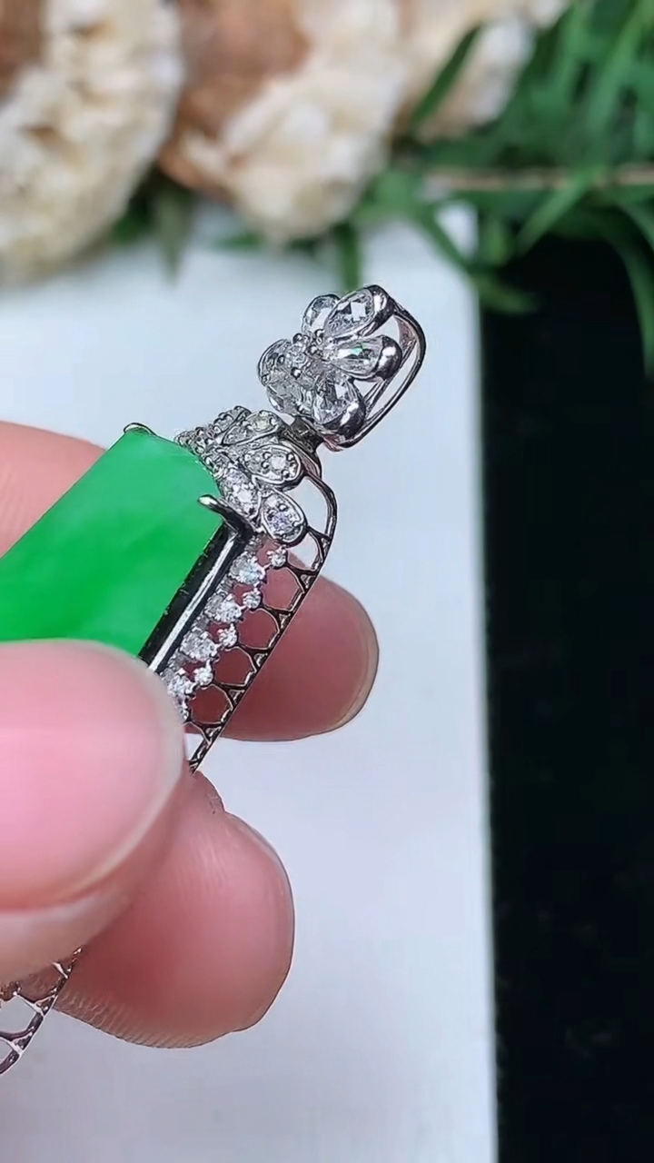 天然A货翡翠无事牌吊坠，尺寸40.3-20.6-7，裸石27-16.5，重量:4.61g
3月23日