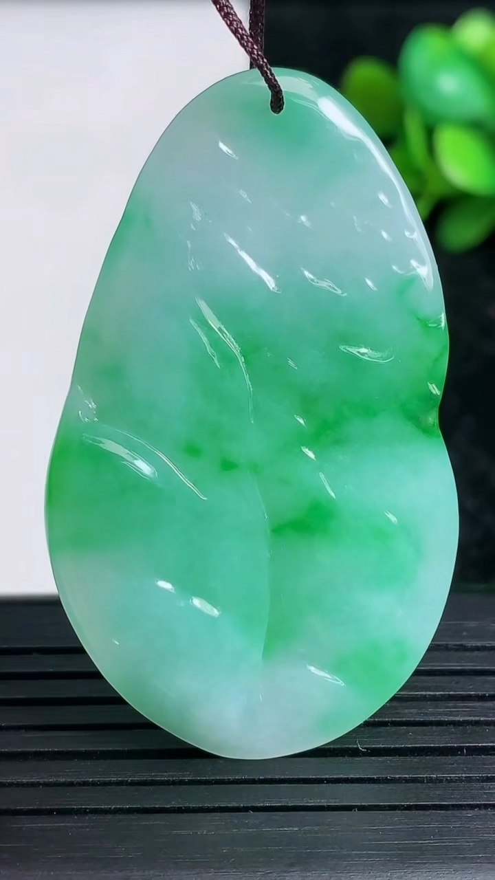 天然A货翡翠无相佛吊坠尺寸50.6-30.5-5.7重量:16.25g
3月23日