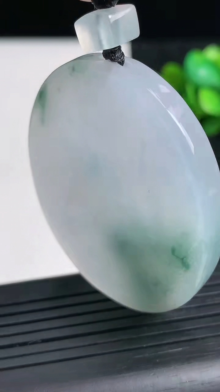 天然A货翡翠牌吊坠尺寸50.9-42-4.5重量:27.17g
3月23日