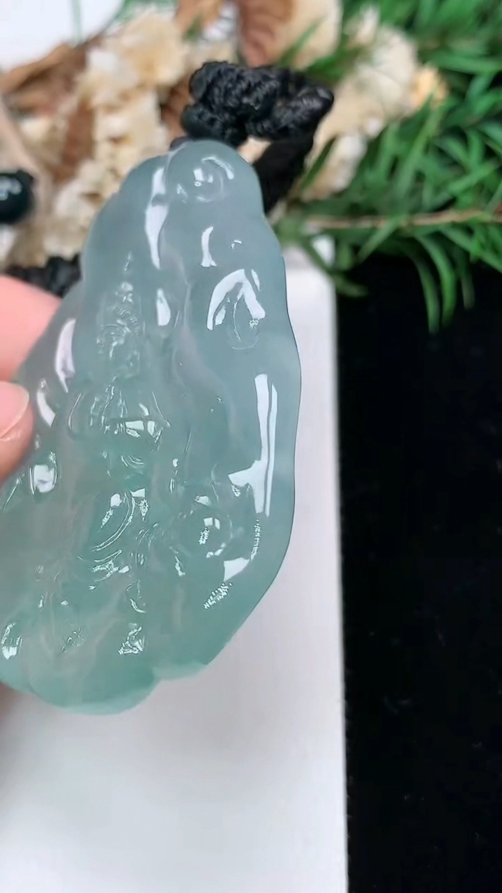 天然A货翡翠观音菩萨吊坠，尺寸56.6-40.9-7.6，重量:37.28g
3月23日