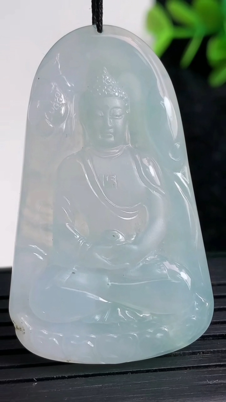 天然A货翡翠大日如来吊坠尺寸48.8-29.9-5.1重量:16.53g
3月23日