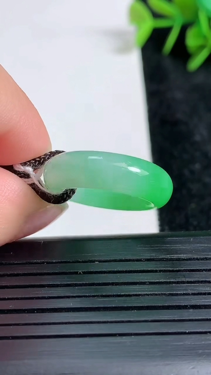 天然A货翡翠指环戒指尺寸15.1-6-3.7重量:3.85g2026年3月23日
工厂直销收藏佳品,种好水足，色泽均匀，有种有色，上手高大气！