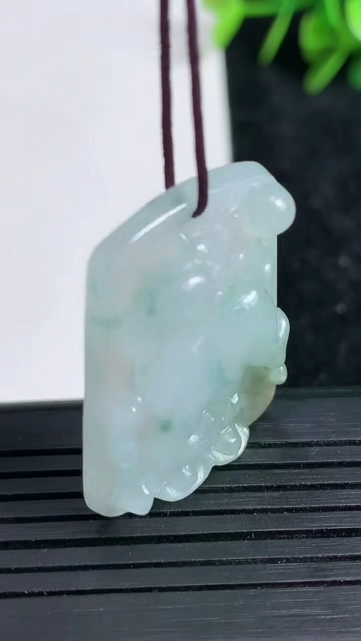 天然A货翡翠飘花生肖羊吊坠尺寸30.7-23.4-5.9重量:8.21g
3月23日