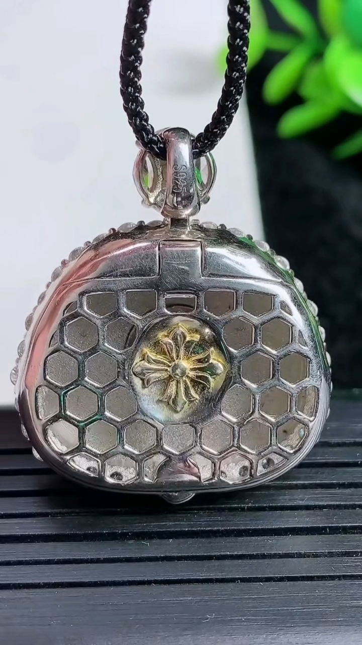 天然A货翡翠凤凰吊坠尺寸34.2-30.5-10.9裸石22.2-26.4重量:15.92g
3月23日