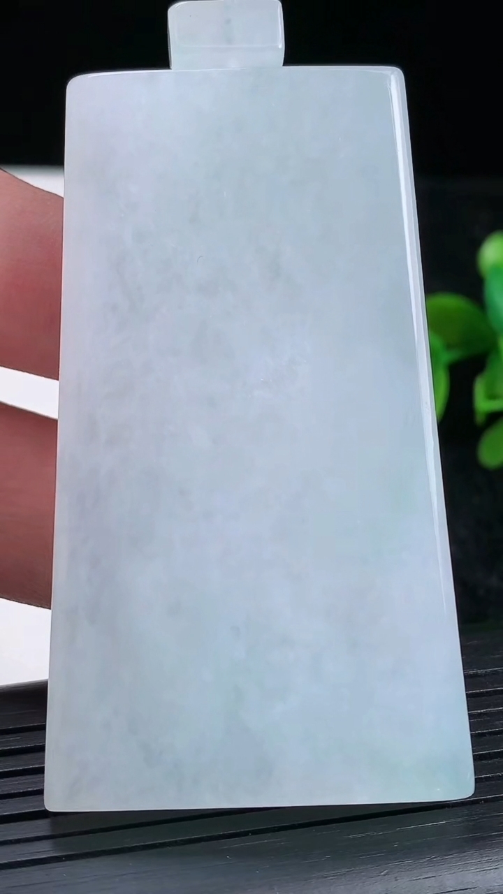 天然A货翡翠无事牌吊坠尺寸65.8-37.8-6.6重量:53.71g
3月23日